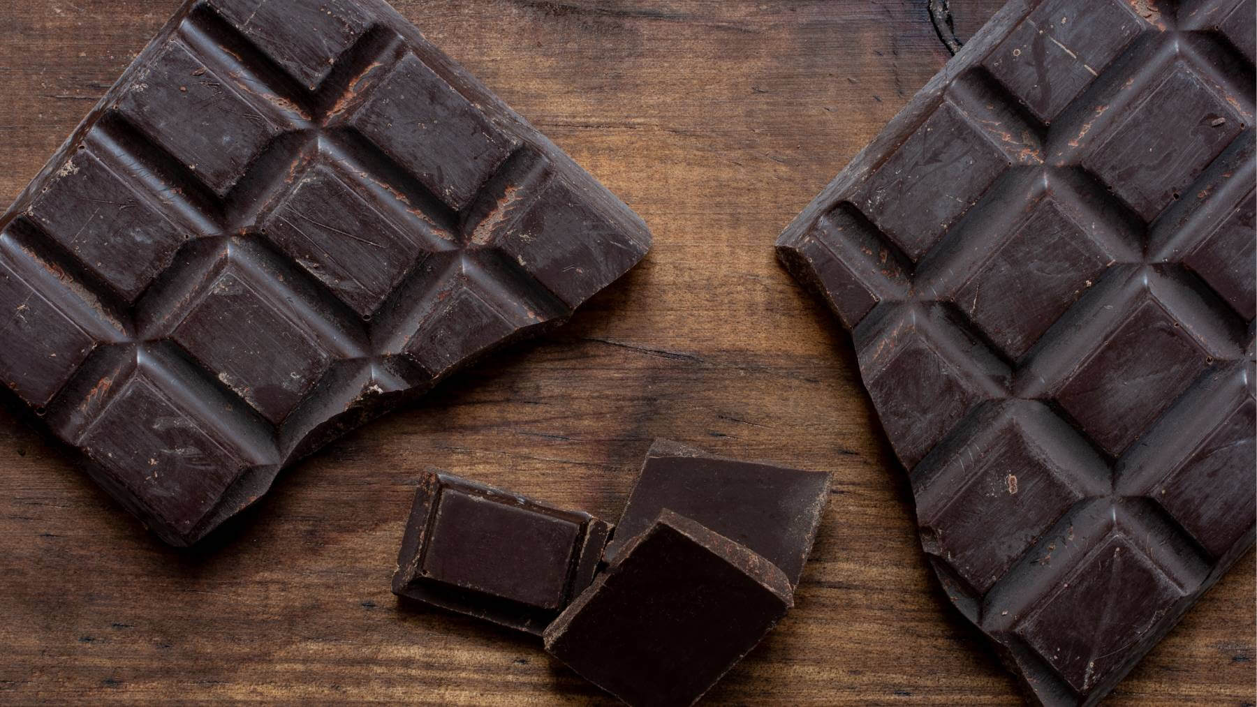 Dunkle Schokolade die zerbrochen ist